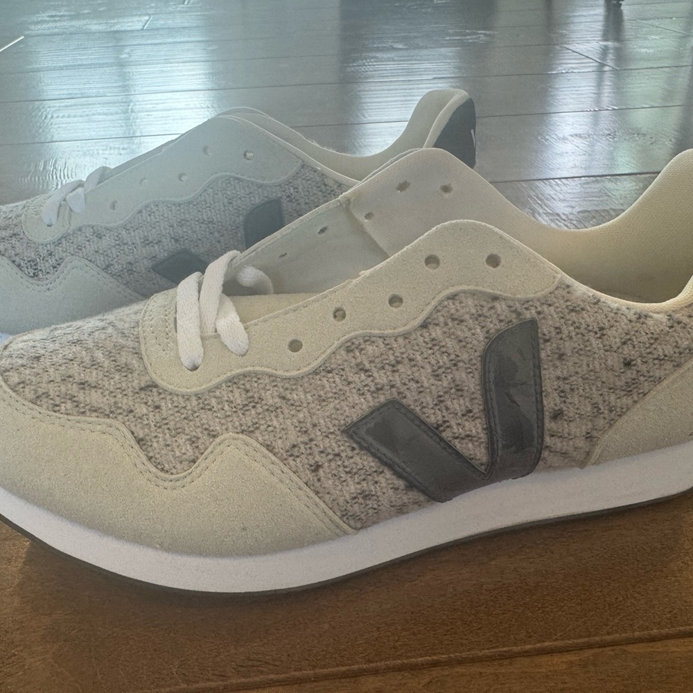 Veja Off-White Sneakers with Black Details - Picture 2 of 6